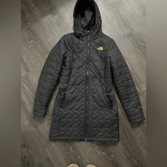 The North Face Black Quilted Jacket with Gold Logo - Picture 1 of 6
